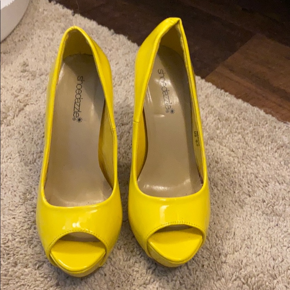 Yellow pumps